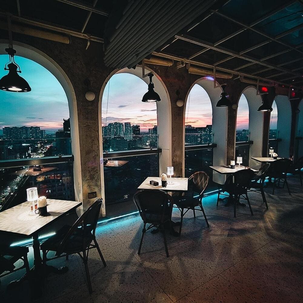 YOYe Rooftop - Không gian lý tưởng trên cao để ngắm nhìn thành phố và tận hưởng những khoảnh khắc thư thái (Nguồn: YOYe Rooftop - 148 Hoàng Quốc Việt)